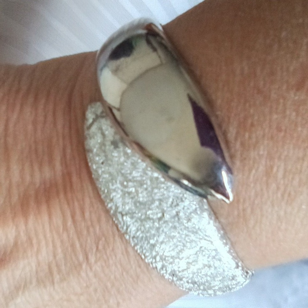 Silver‎ Tone Textured and Polished Bypass Hinged Bangle Bracelet Statement Piece - Picture 7 of 9